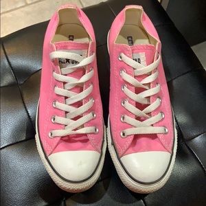 Women’s pink converse